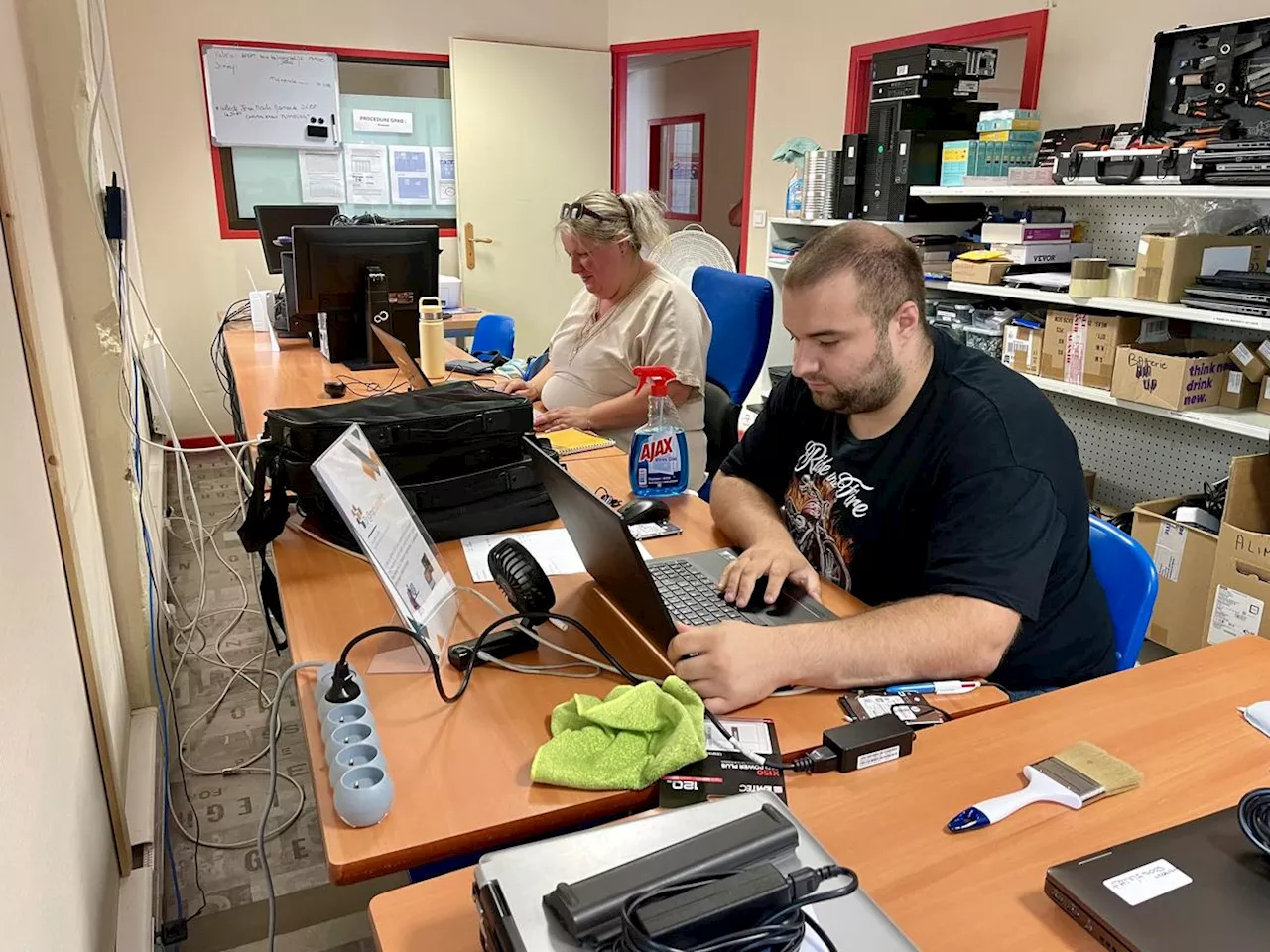 « J’adore ce que je fais » : ils apprennent à réparer des vieux ordinateurs à l’atelier chantier insertion de Transnuméric