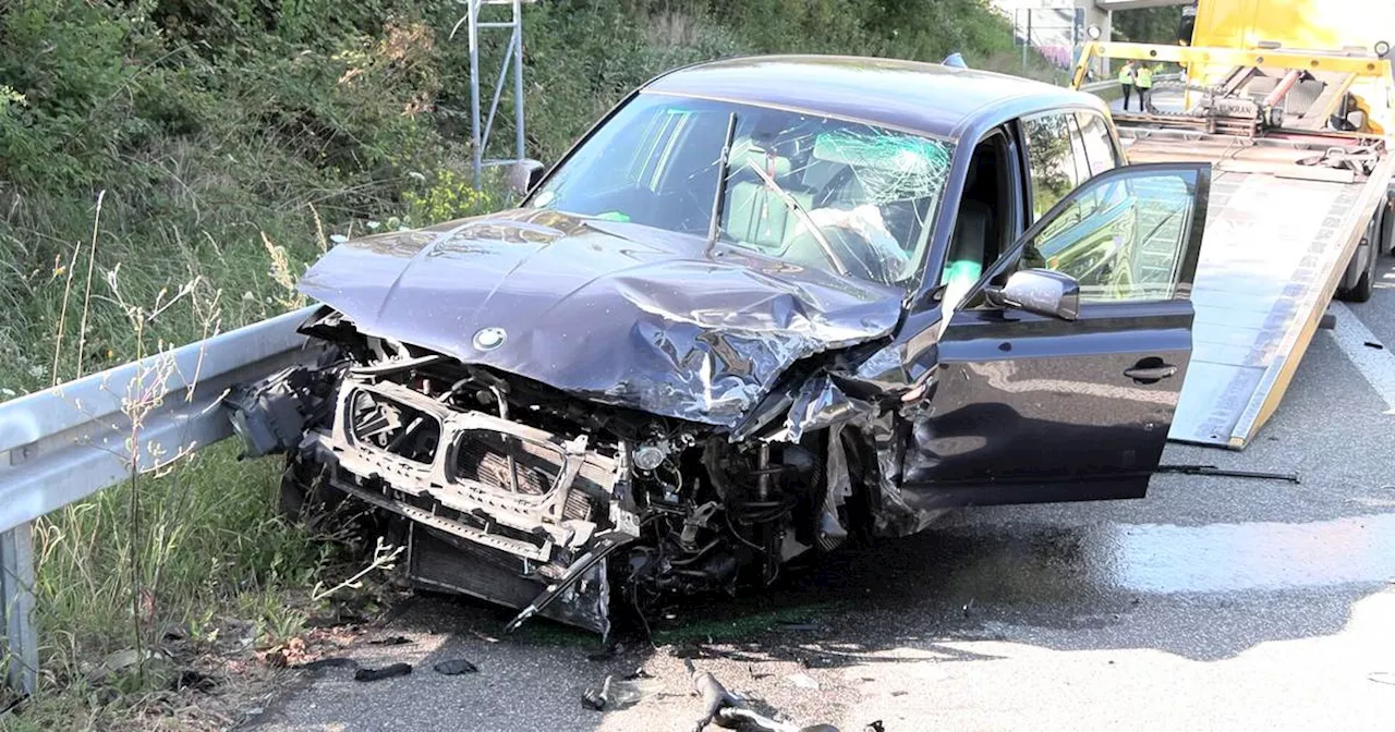 Unfall auf A1 bei Quierschied: BMW-Fahrer prallt gegen Leitplanke