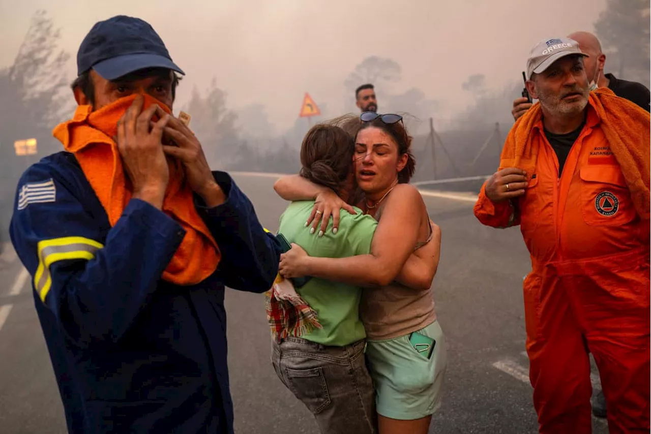 Thousands flee as wildfires bear down on Greek capital