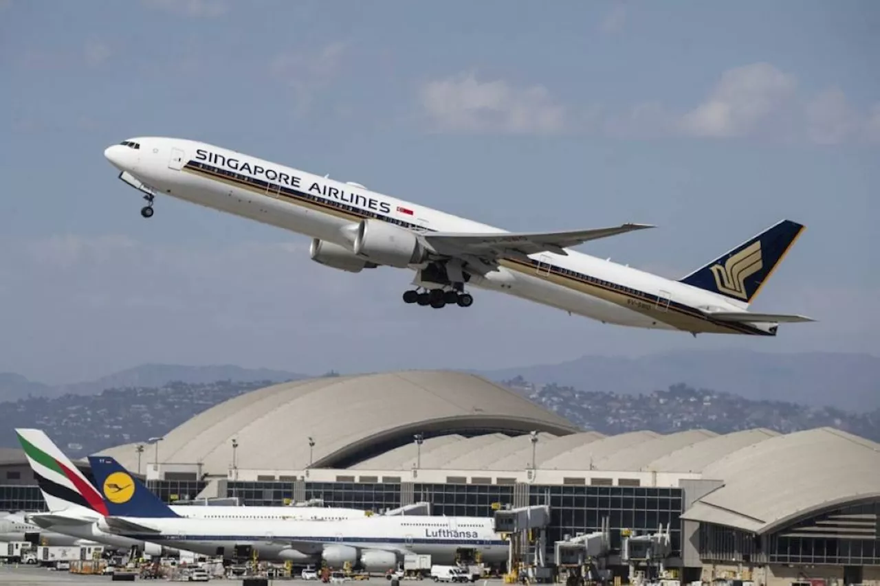 Smoking Singapore Airlines plane forces runway closure in Japan