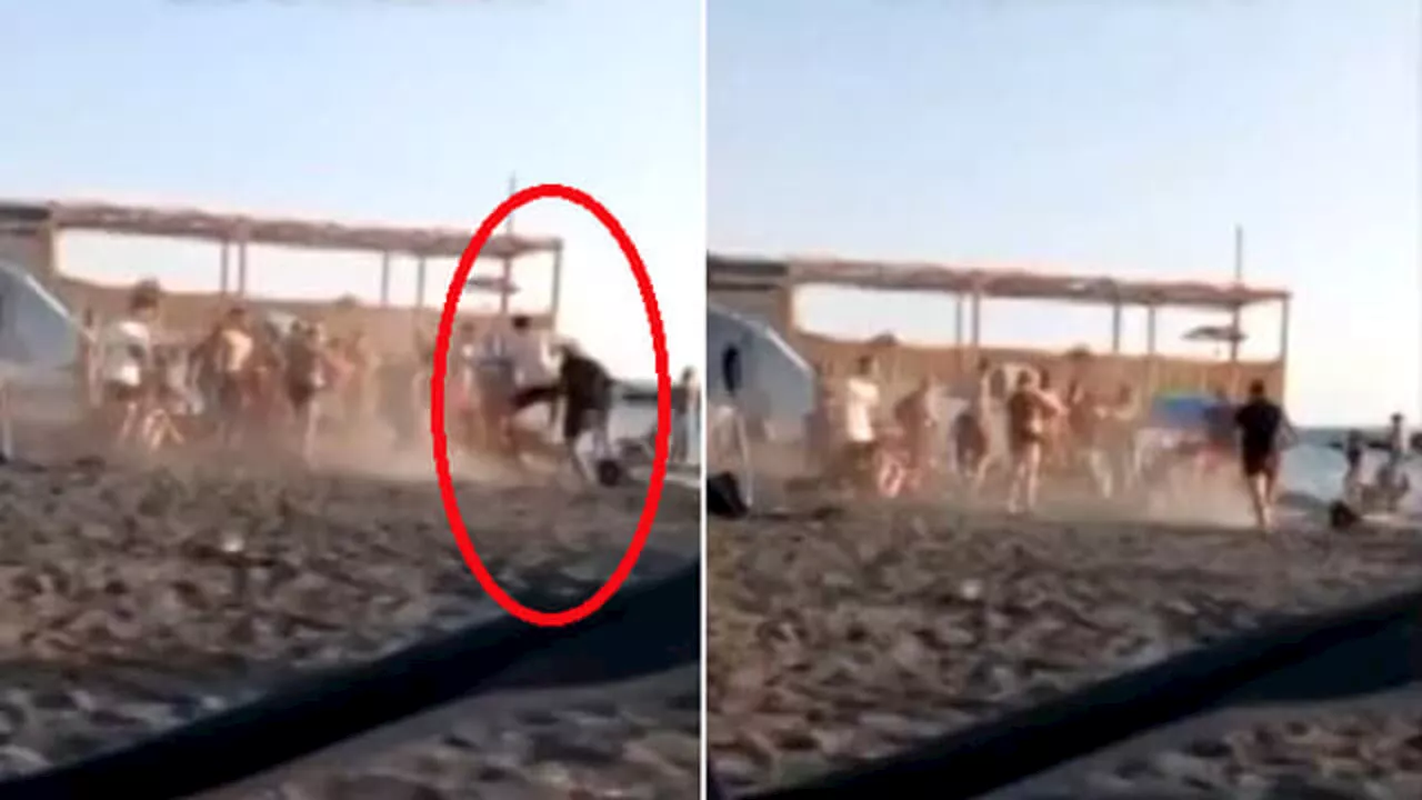 Un complimento a una ragazza e in spiaggia scoppia la maxi rissa: nei guai tre giovani