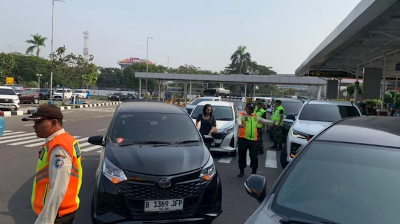 Petugas Tertibkan Kendaraan yang Parkir Sembarangan di Area Bandara Soetta