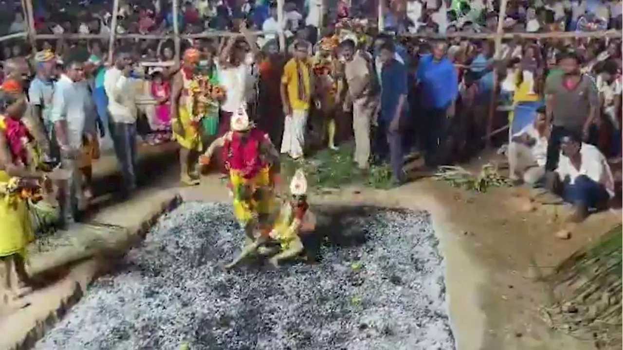 तमिलनाडुः मंदिर में अंगारों पर चल रहे थे श्रद्दालु, 7 वर्षीय बच्चे का फिसला पैर, देखें Video