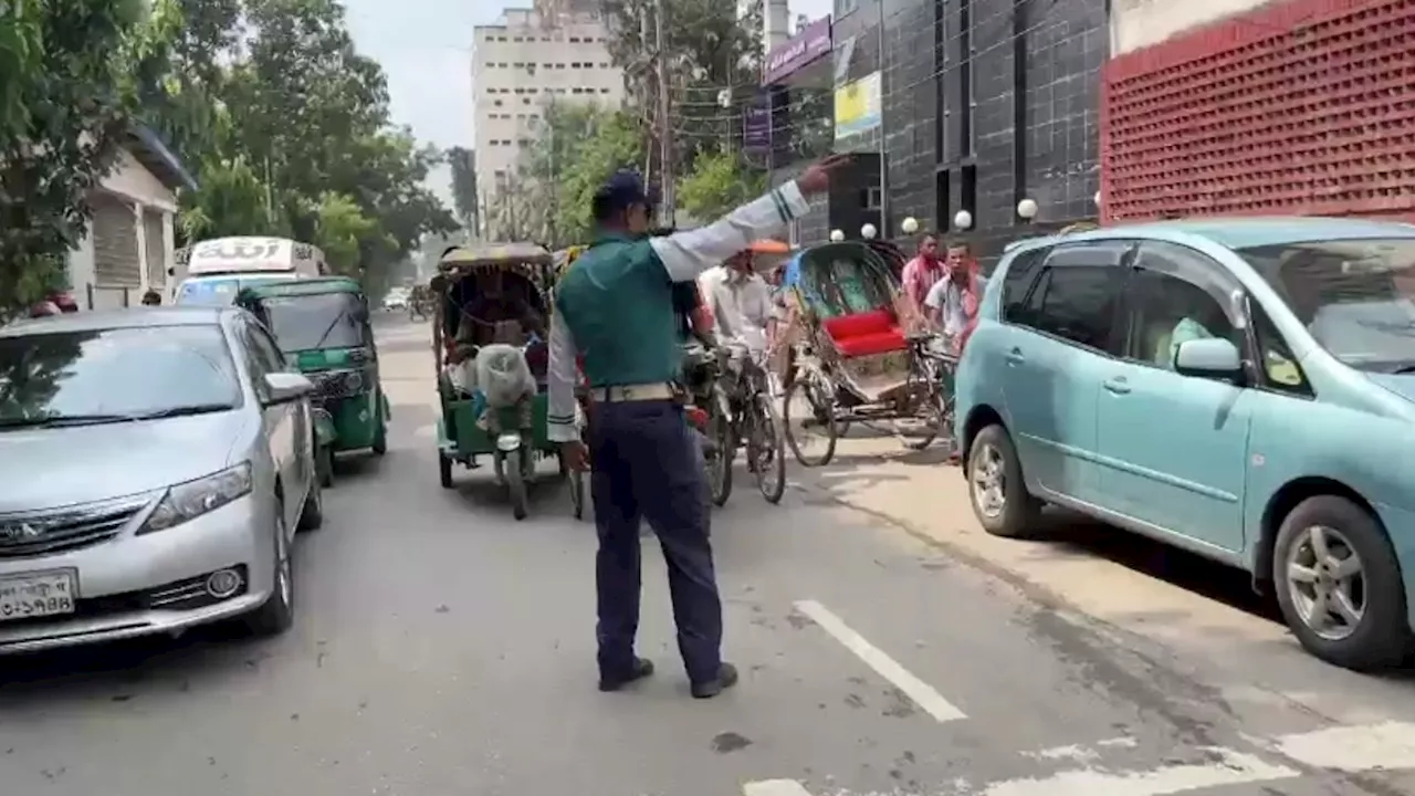 सड़कों पर पुलिस की मुस्तैदी, बांग्लादेश में धीरे-धीरे सामान्य हो रही है स्थिति!