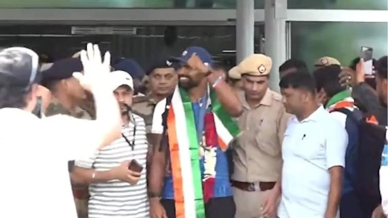 PR Sreejesh Welcome Ceremony: हॉकी के योद्धा पीआर श्रीजेश भारत लौटे... एयरपोर्ट पर हुआ जोरदार स्वागत, सामने आया पहला VIDEO