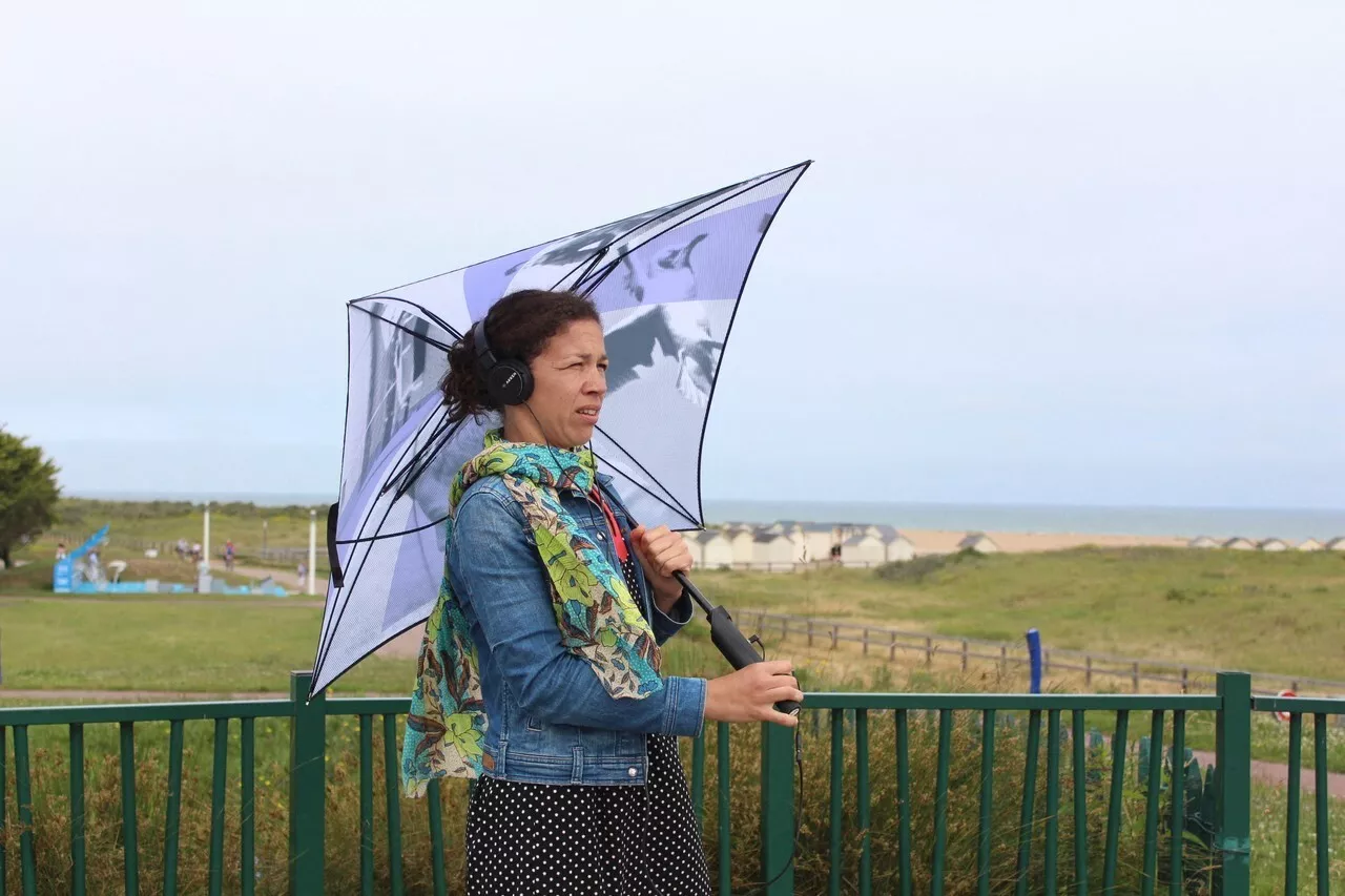 Balade à Ouistreham : les parapluies parlent, le passé raconté avec des témoignages