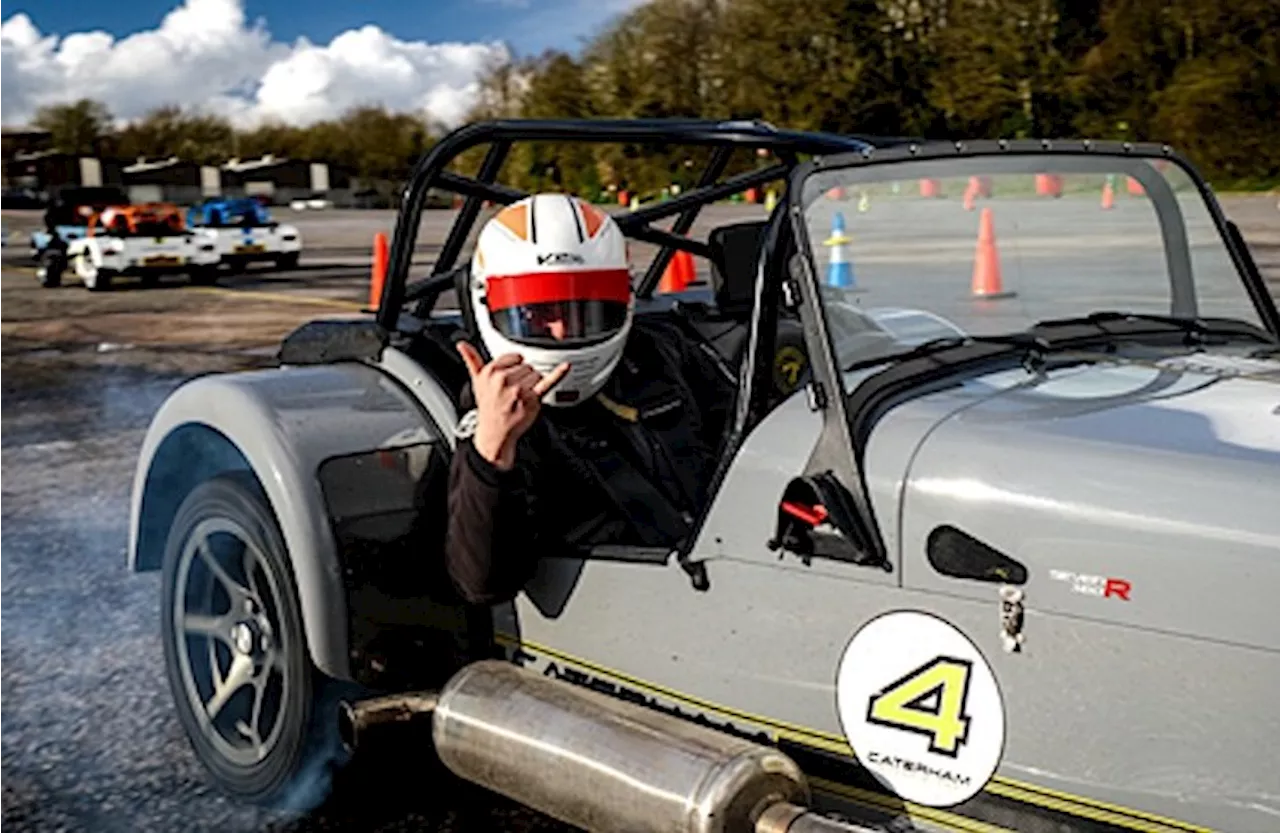 Drifting a Brands Hatch con le Caterham Seven