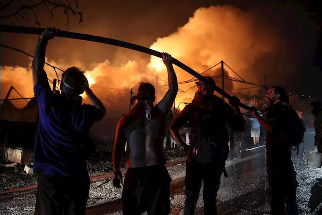 Grecia in fiamme, un morto. Evacuata un'altra cittadina costiera