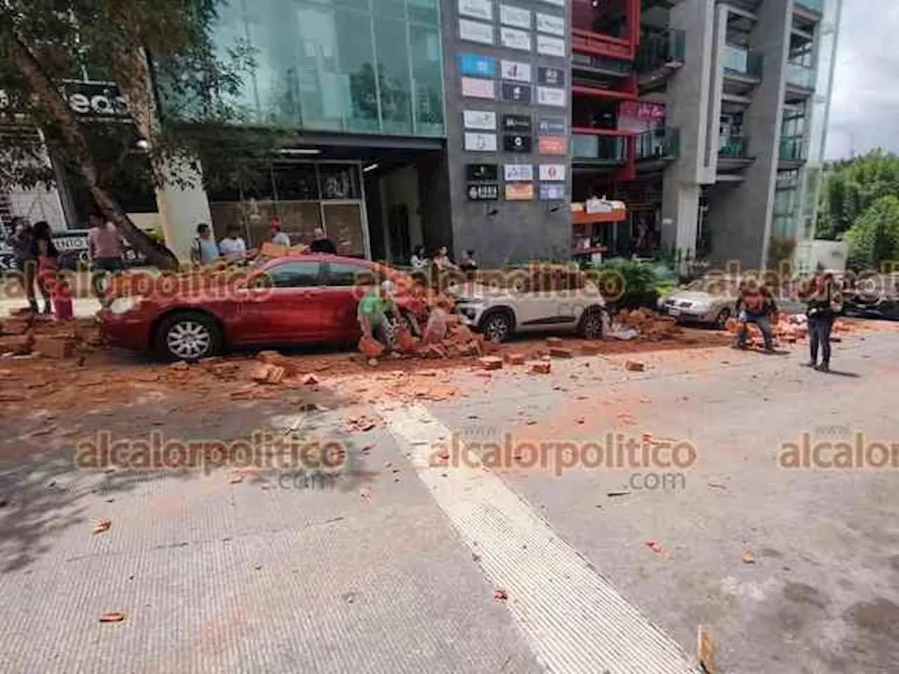 Blocks cayeron de camión y destrozaron autos en avenida de Xalapa