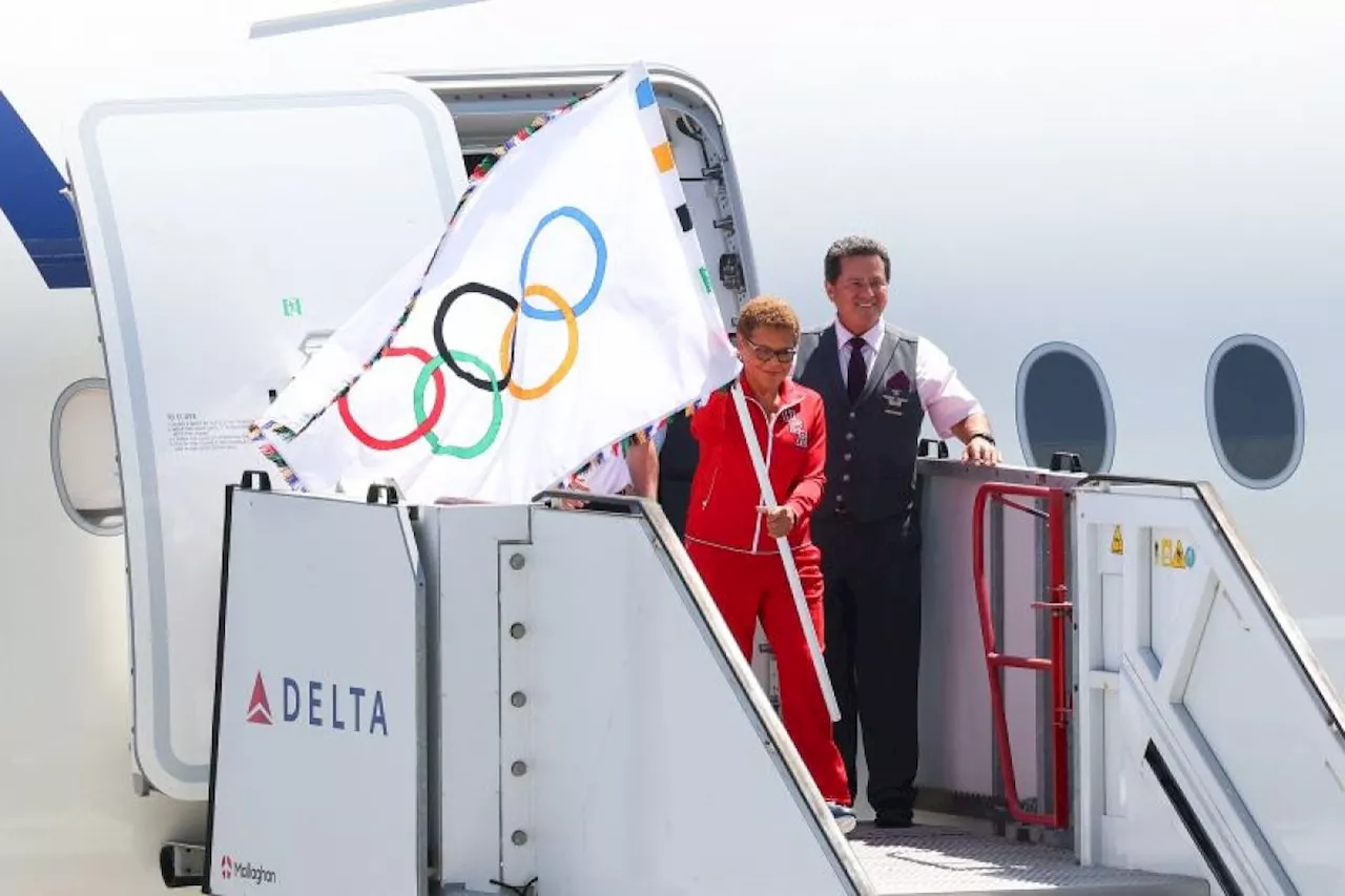 Bendera Olimpiade tiba di Los Angeles yang bersiap untuk 2028