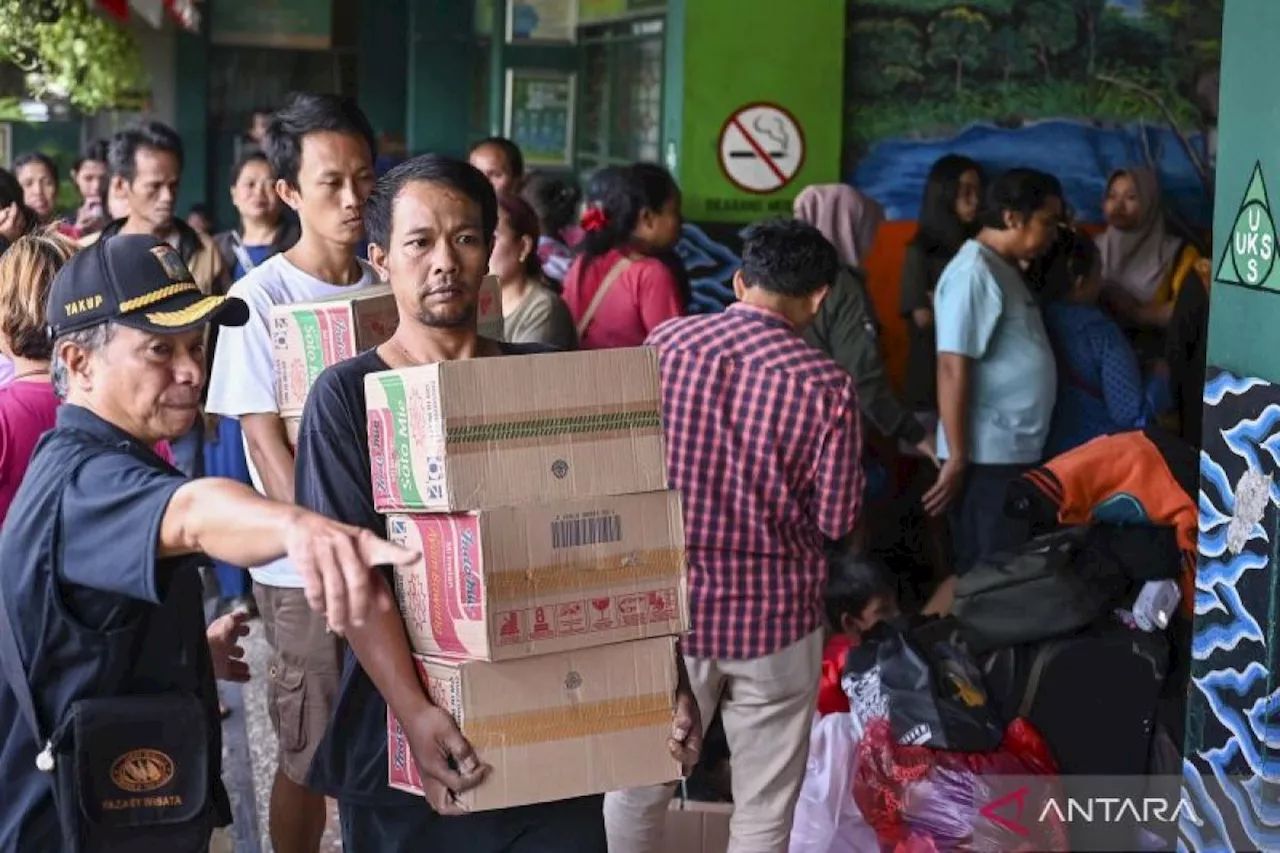 Warga korban bencana kebakaran di Manggarai tinggal di pengungsian