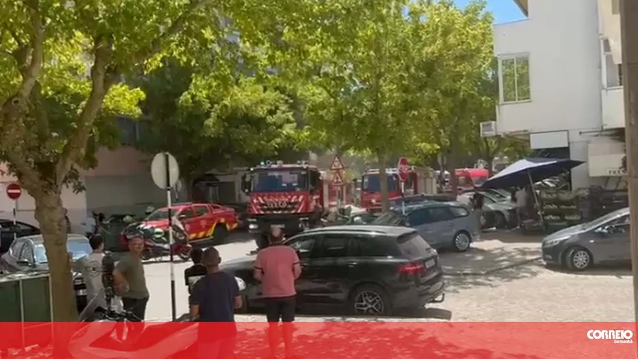 Incêndio em apartamento na Costa da Caparica combatido por 21 bombeiros