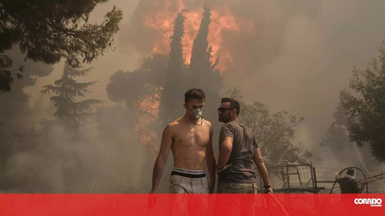 Incêndio na região de Atenas já devastou 10 mil hectares e matou uma pessoa