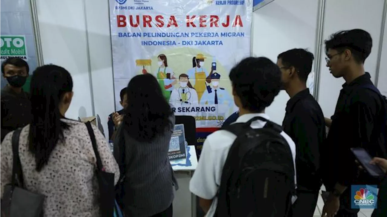 Penampakan Pencari Kerja Antre-Selonjoran Adu Nasib di Job Fair 2024