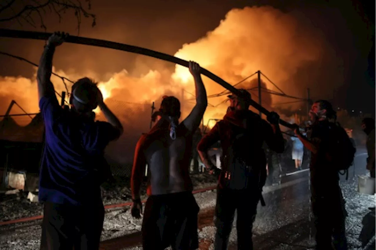 Grèce: premiers progrès dans la lutte contre l'incendie près d'Athènes