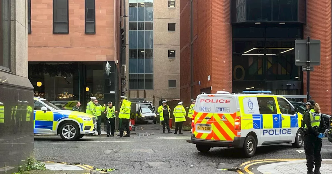 Major incident at Glasgow pub as police lock down lane in city centre