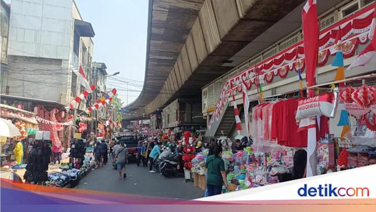 Geliat Pedagang Bendera di Pasar Asemka Jelang Upacara 17 Agustus