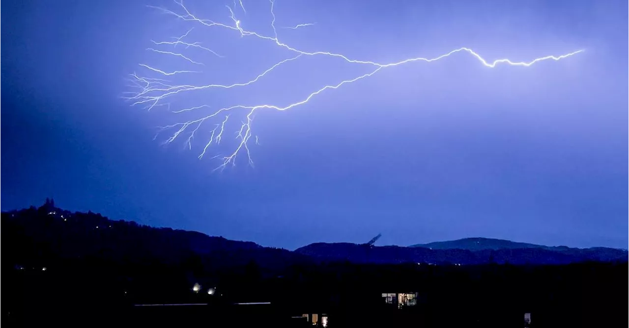 Unwetter in Österreich: Züge steckten fest, Hund von Blitz erschlagen