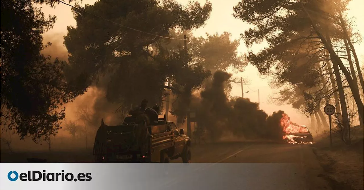 Más de 50.000 evacuados y 10.000 hectáreas quemadas en el incendio que amenaza Atenas