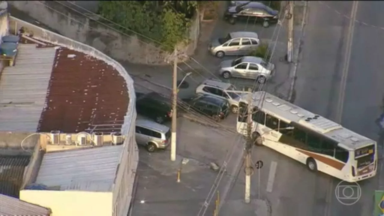 Criminosos usam caminhões e ônibus como barricadas no Complexo de Israel; PM faz operação na região