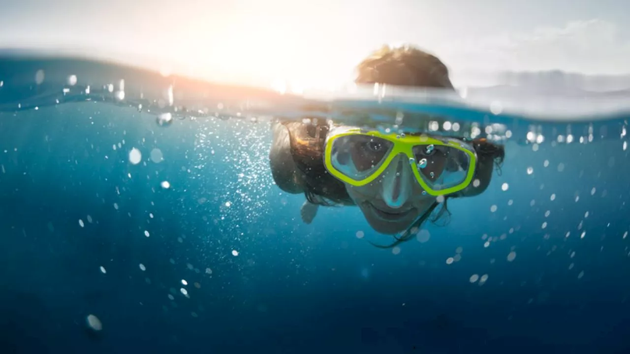 Aprire gli occhi sott’acqua senza la maschera o gli occhialini fa male?