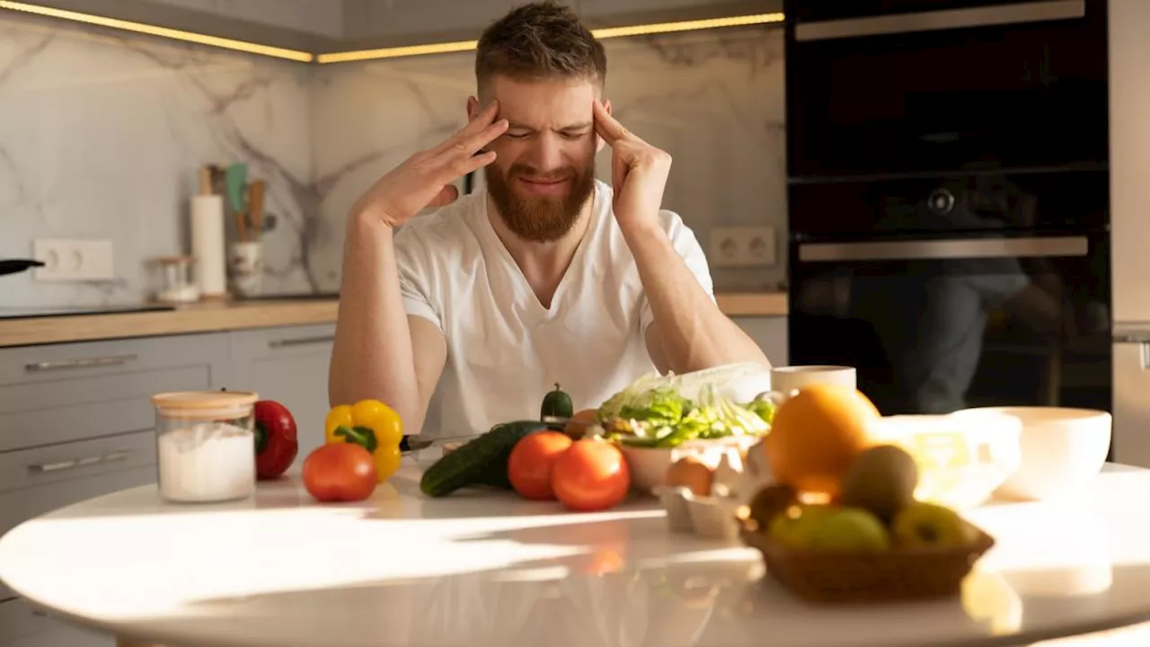 L'emicrania si previene anche a tavola: ecco cosa mangiare, cosa evitare e quanto bere