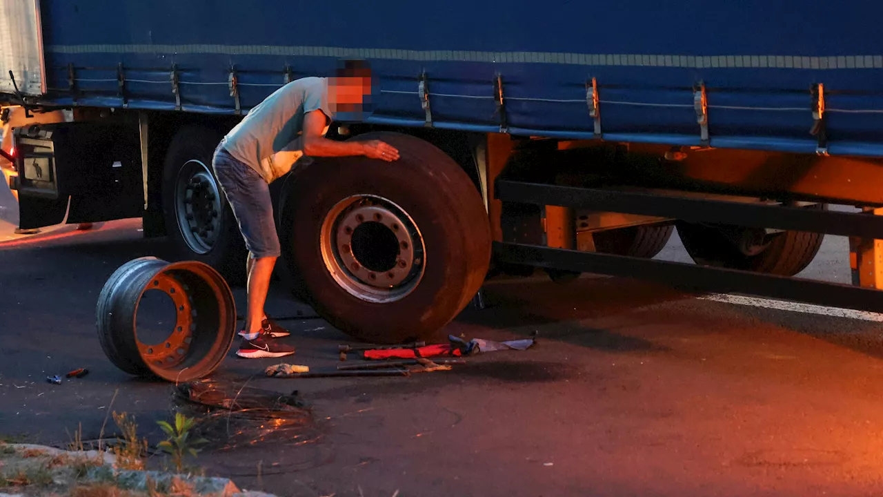 Reifen von Lkw beginnt auf A8 plötzlich zu brennen