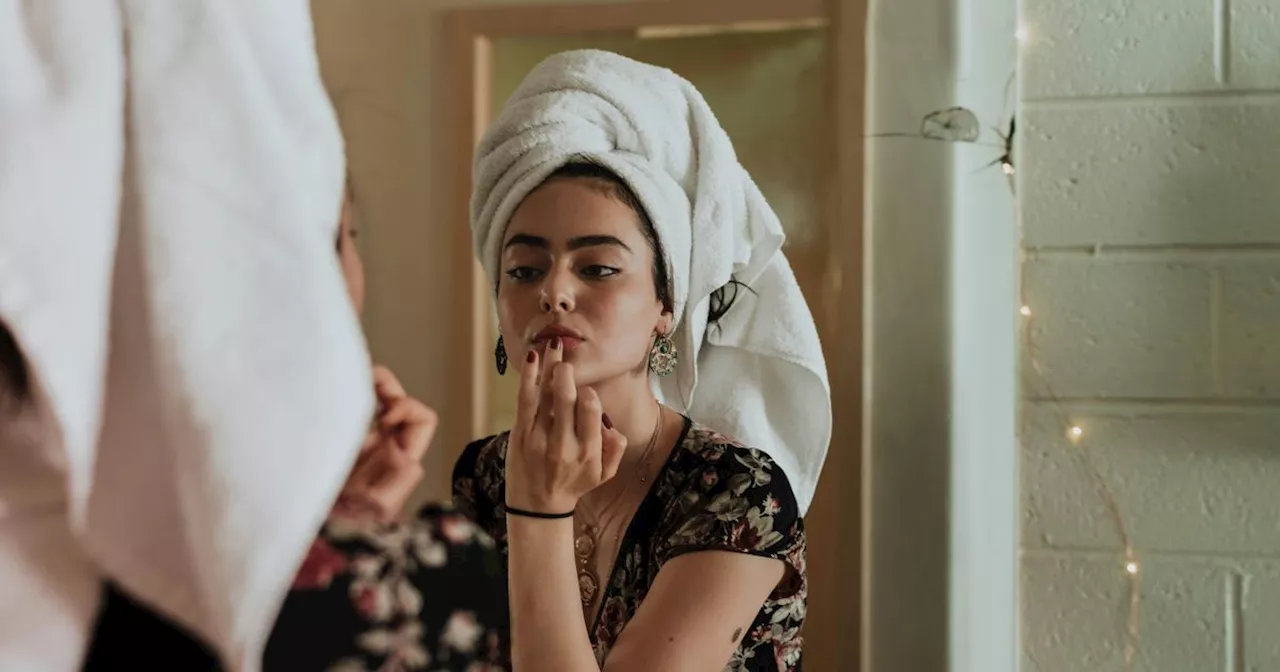 – This Is How Your Evening Skincare Routine Should Actually Be Applied