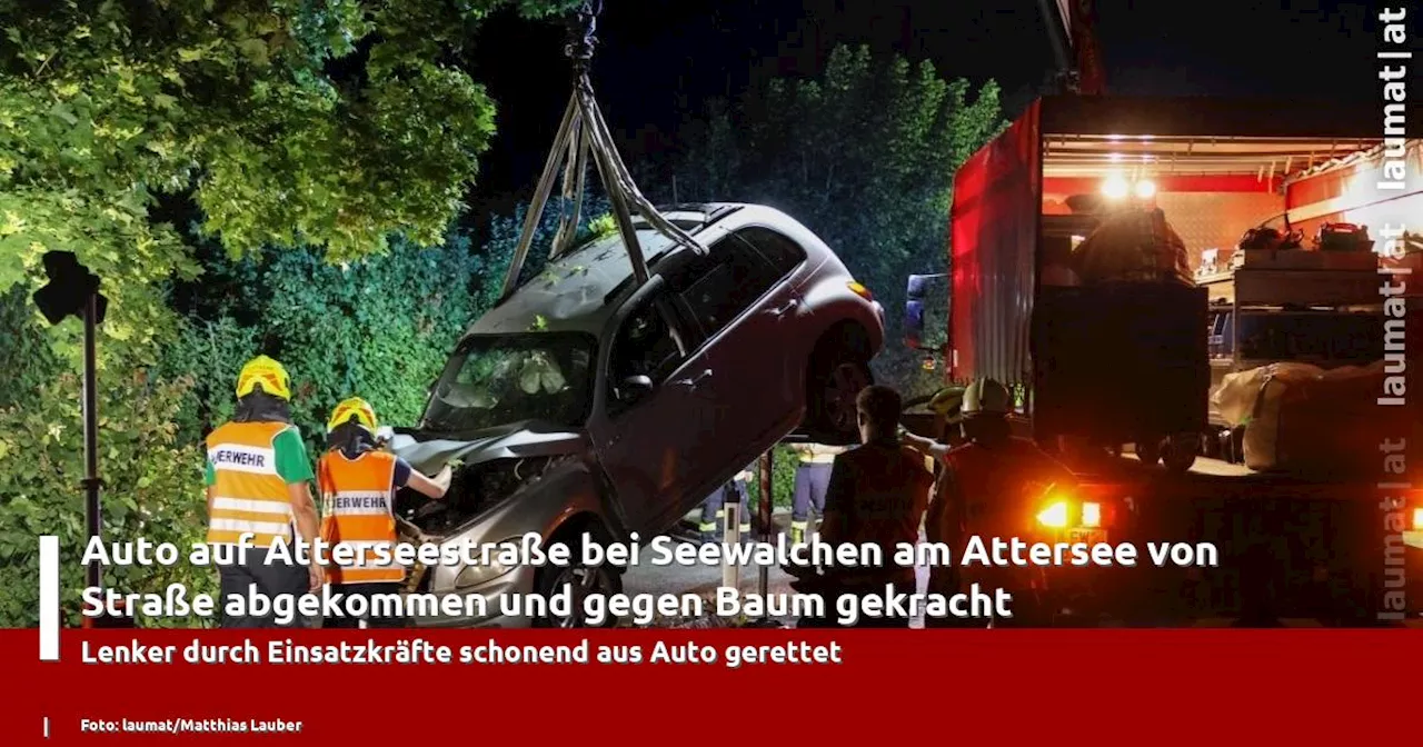 Auto auf Atterseestraße bei Seewalchen am Attersee von Straße abgekommen und gegen Baum gekracht