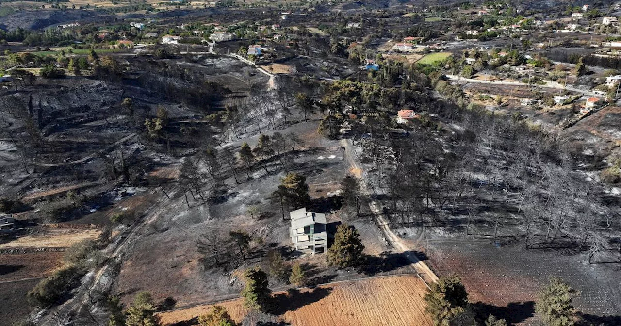 Grèce: troisième jour de lutte contre l'incendie qui ravage la banlieue d'Athènes