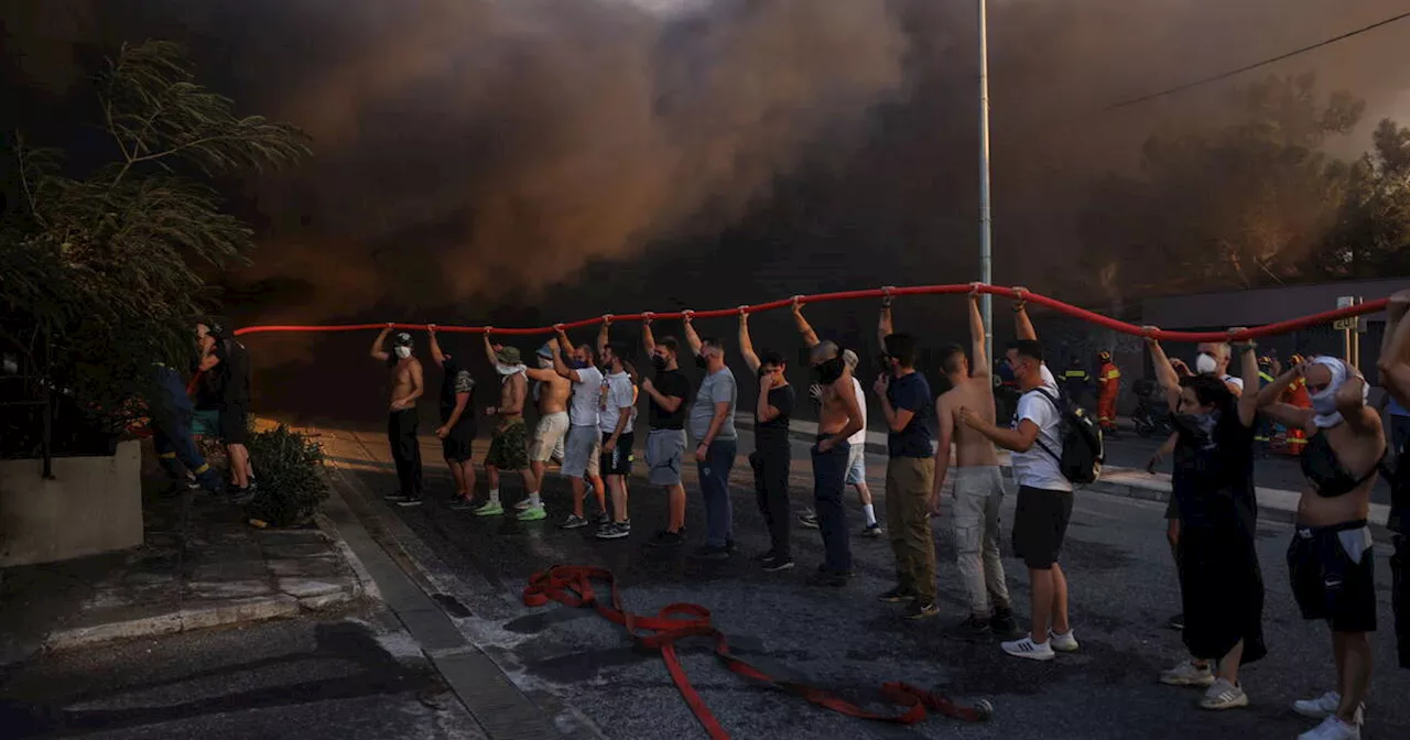 Incendies en Grèce : un corps retrouvé dans une usine