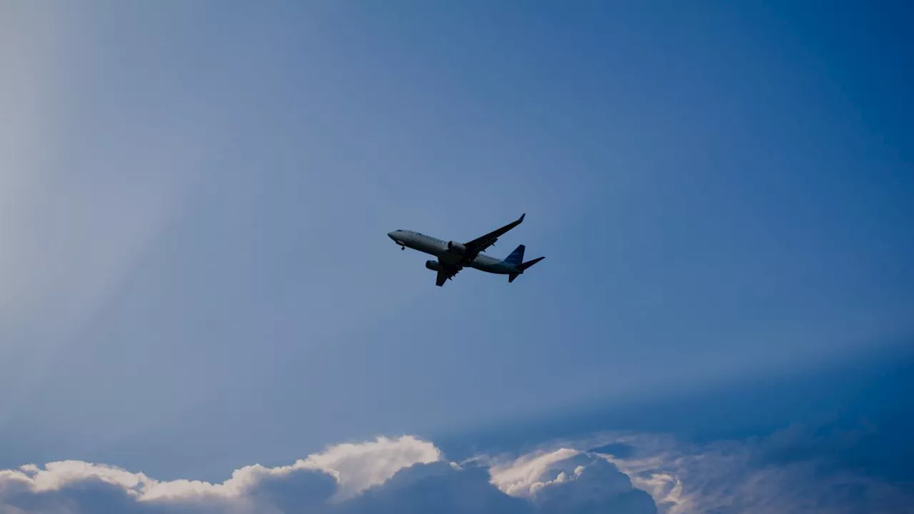 Pesawat EVA Air Rute Jakarta-Taiwan Turbulensi Hebat Picu 6 Orang Terluka, Piring dan Makanan Berserakan