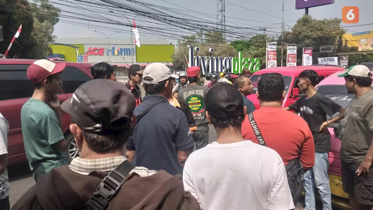 Ratusan Sopir Angkot di Kota Sukabumi Mogok Jalan, Minta Pembatasan Ojek Online