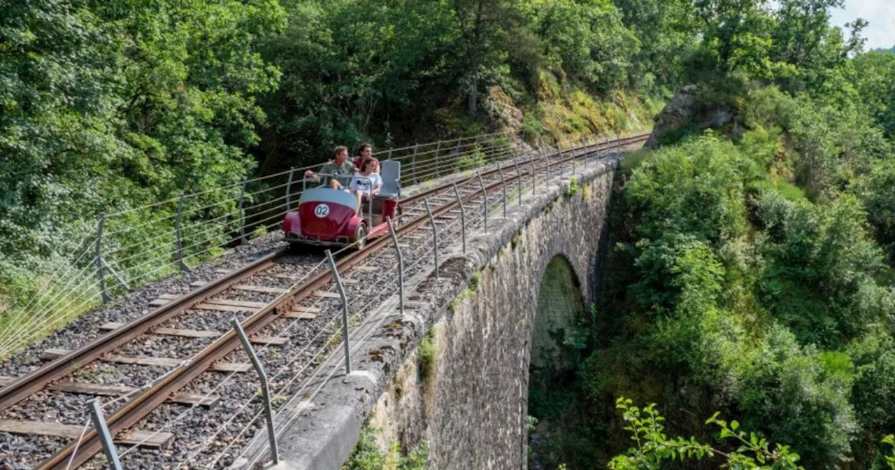 En Ardèche, ces gorges se visitent à travers une longue balade en vélorail