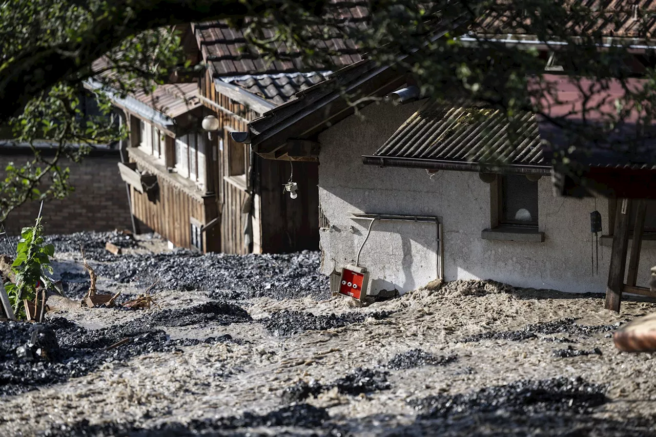 Meterhohe Schuttberge in Schweizer Ort Brienz nach Unwetter