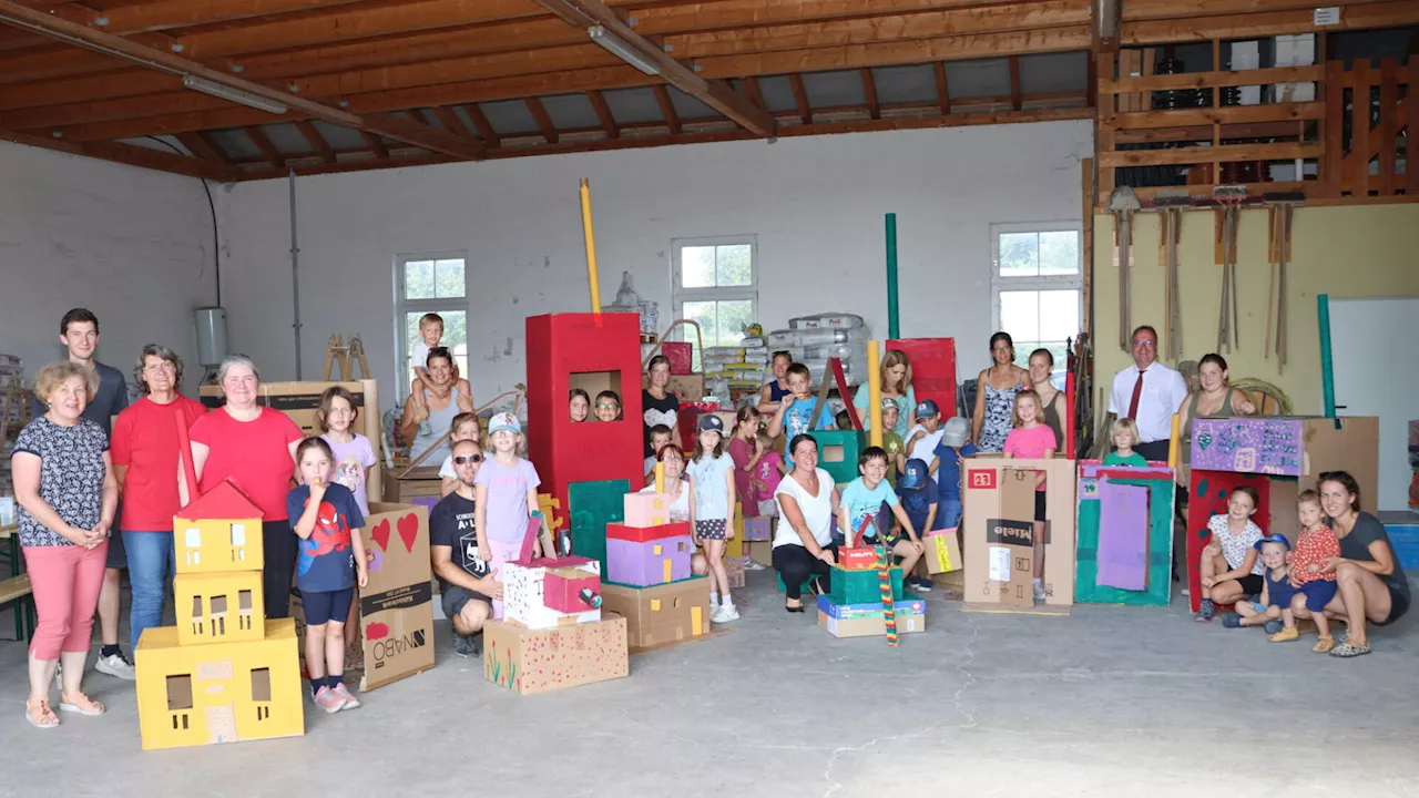 Kinder bauten in Retzbach eine Stadt aus Karton