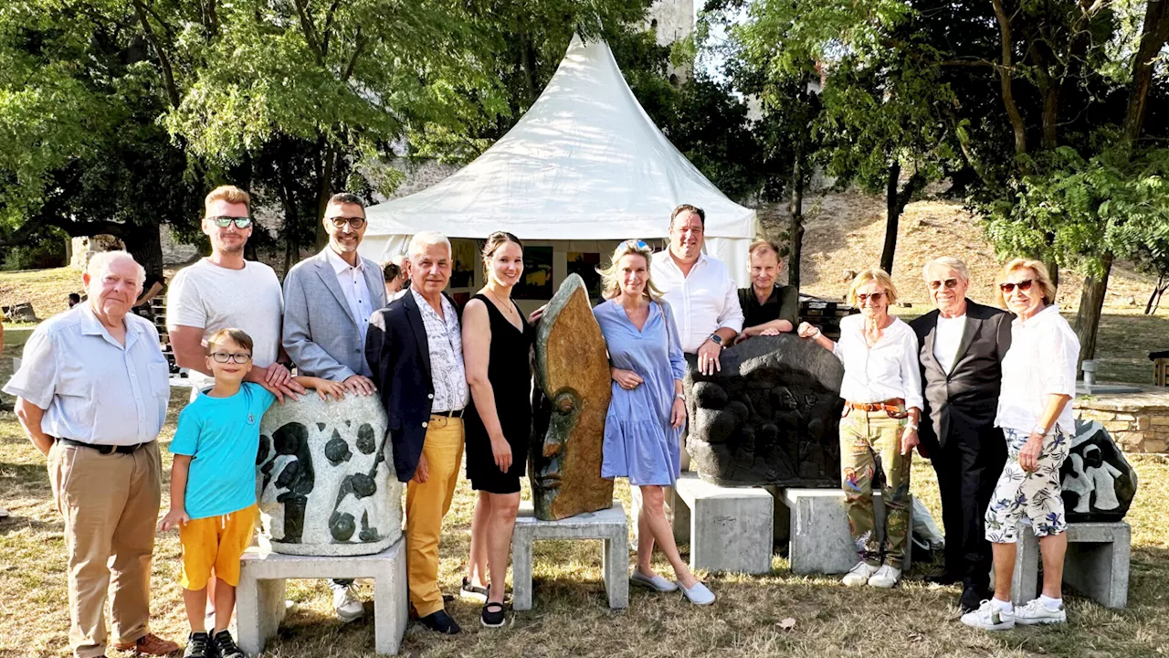 Kunstvolles aus Simbabwe vor Burg Liechtenstein