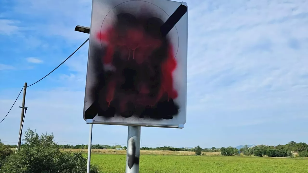 Vandalenakte gegen Verkehrszeichen: Stadtchef bittet um Hinweise