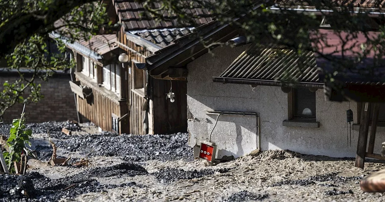 Meterhohe Schuttberge in Schweizer Ort Brienz nach Unwetter