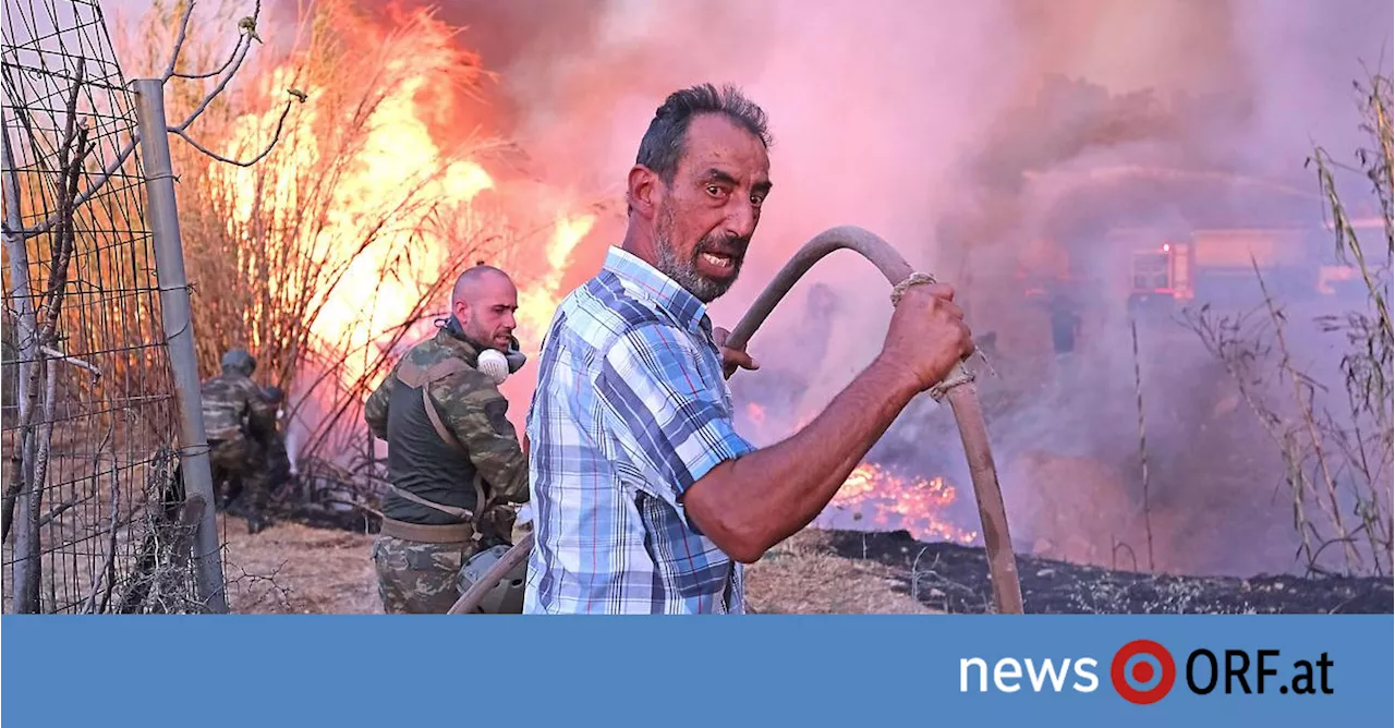 Feuerwehr meldet Fortschritte: Weiter Großeinsatz gegen Brände bei Athen