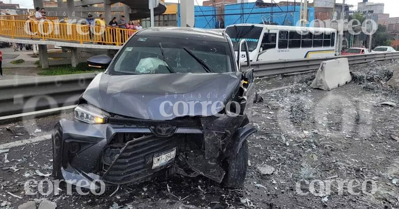 Aparatoso accidente en carretera Querétaro-Celaya deja dos heridos