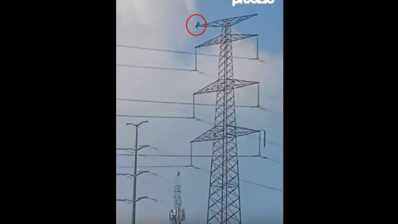 Un hombre escala a lo más alto de una torre de alta tensión en Atizapán (Video)