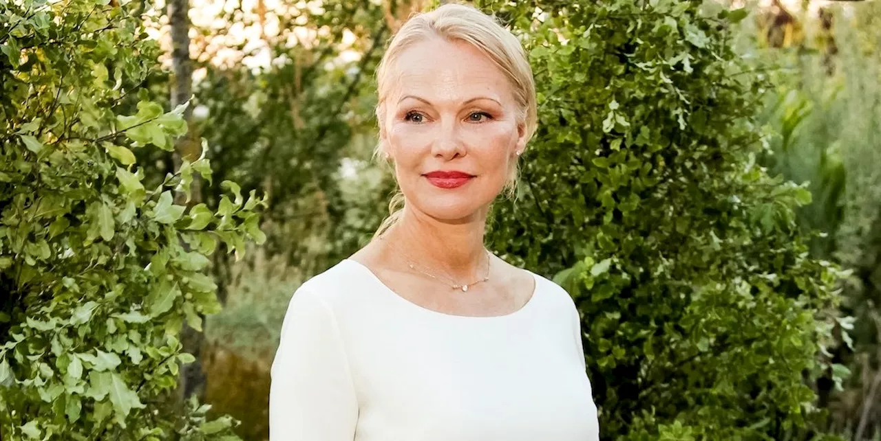 Pamela Anderson is giving us a summer whites masterclass