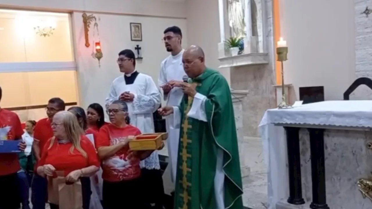 Vídeo: homem esfaqueado entra em igreja e pede ajuda durante missa