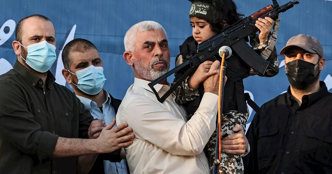 Hamas-Führer Yahya Sinwar posiert mit Kindern in Kampfmontur