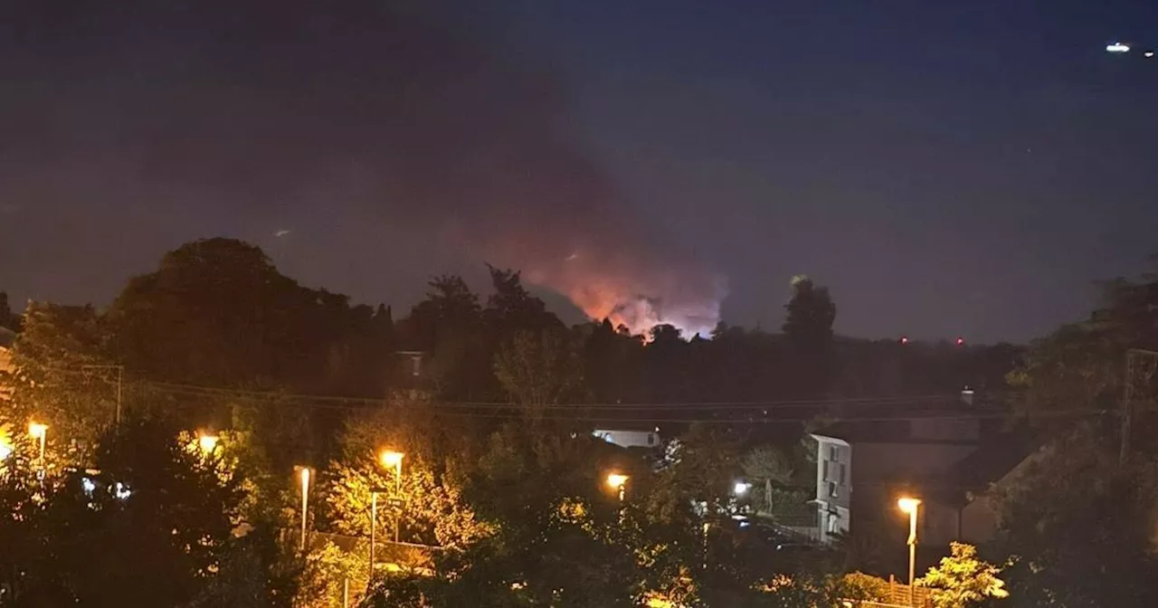 Mönchengladbach: Lagerhalle brennt lichterloh – Einsatz bis zum Morgen