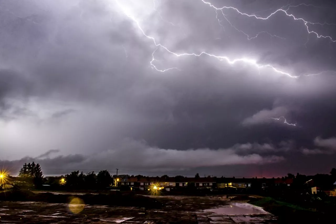 Météo France place 31 départements en vigilance orange canicule ou orages