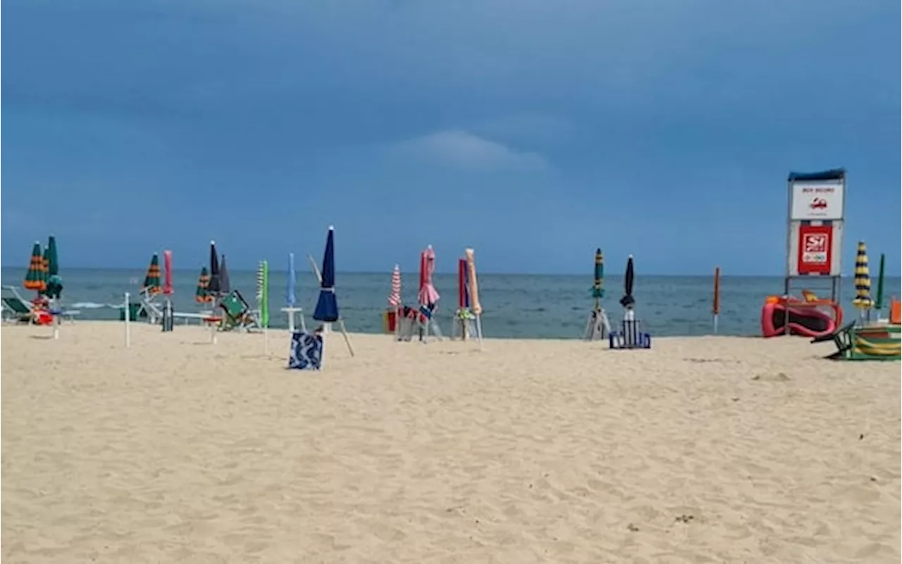 Colpita da un fulmine sulla spiaggia ad Alba Adriatica, donna muore dopo 8 giorni