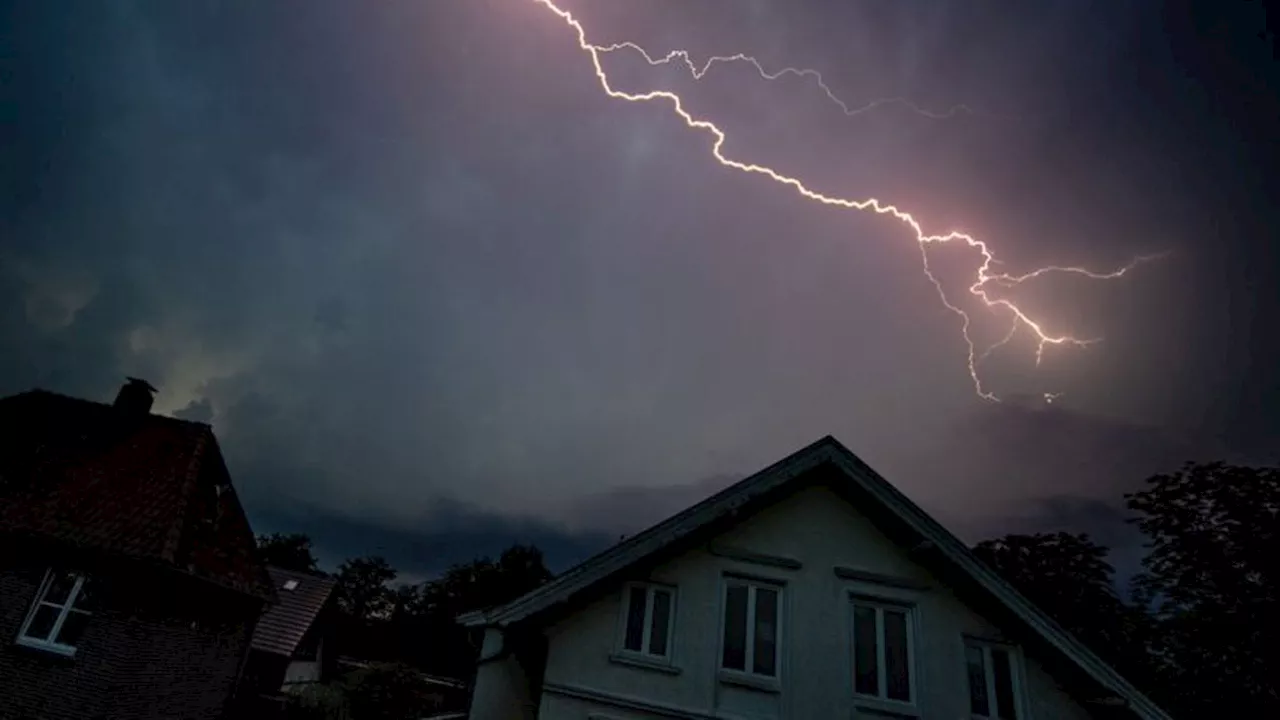 Heftige Regenfälle: Unwetter über Deutschland - Eurocity kollidiert mit Baum