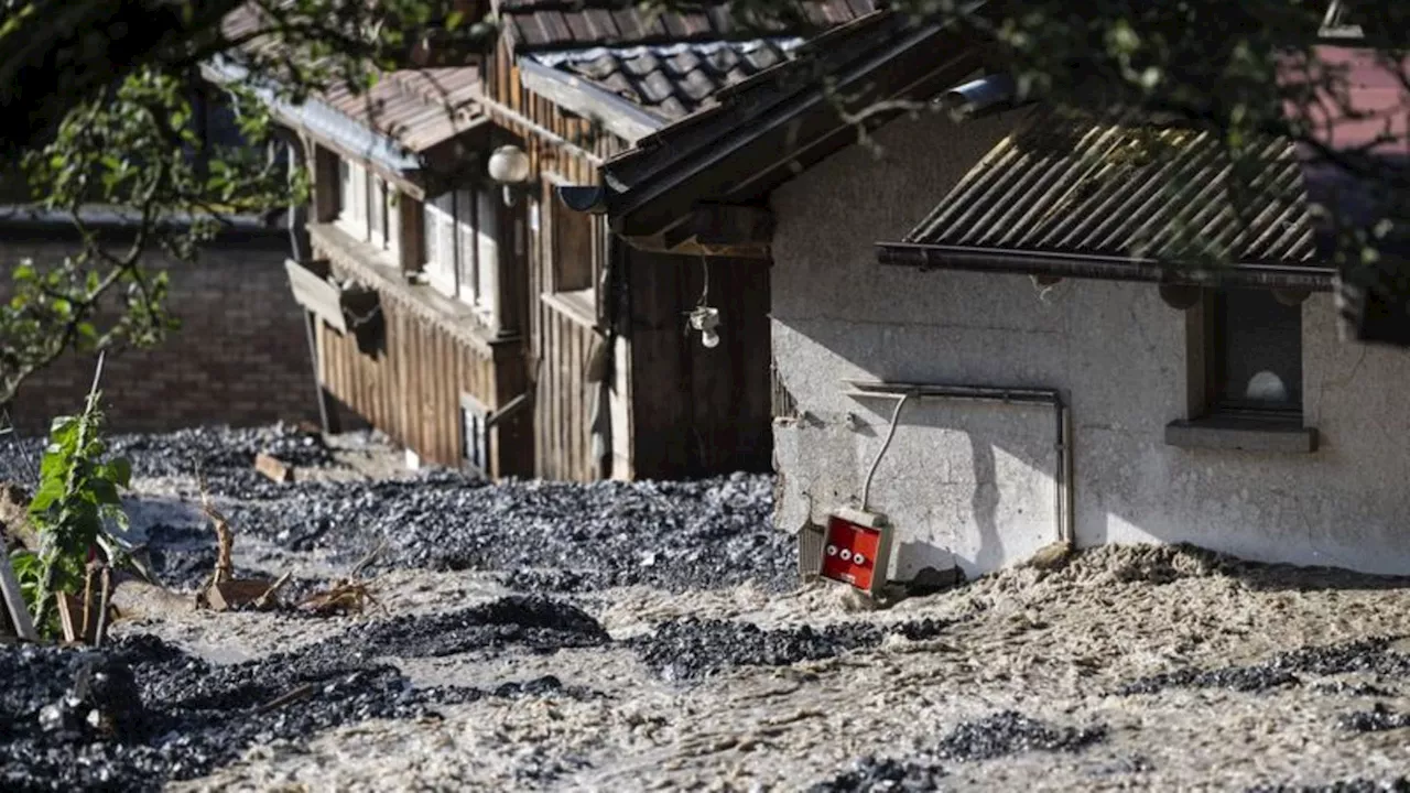 Wetter: Meterhohe Schuttberge in Schweizer Ort Brienz nach Unwetter